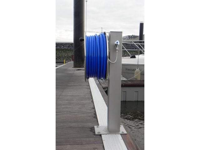 Edelstahl-Wassersäule mit Haspel