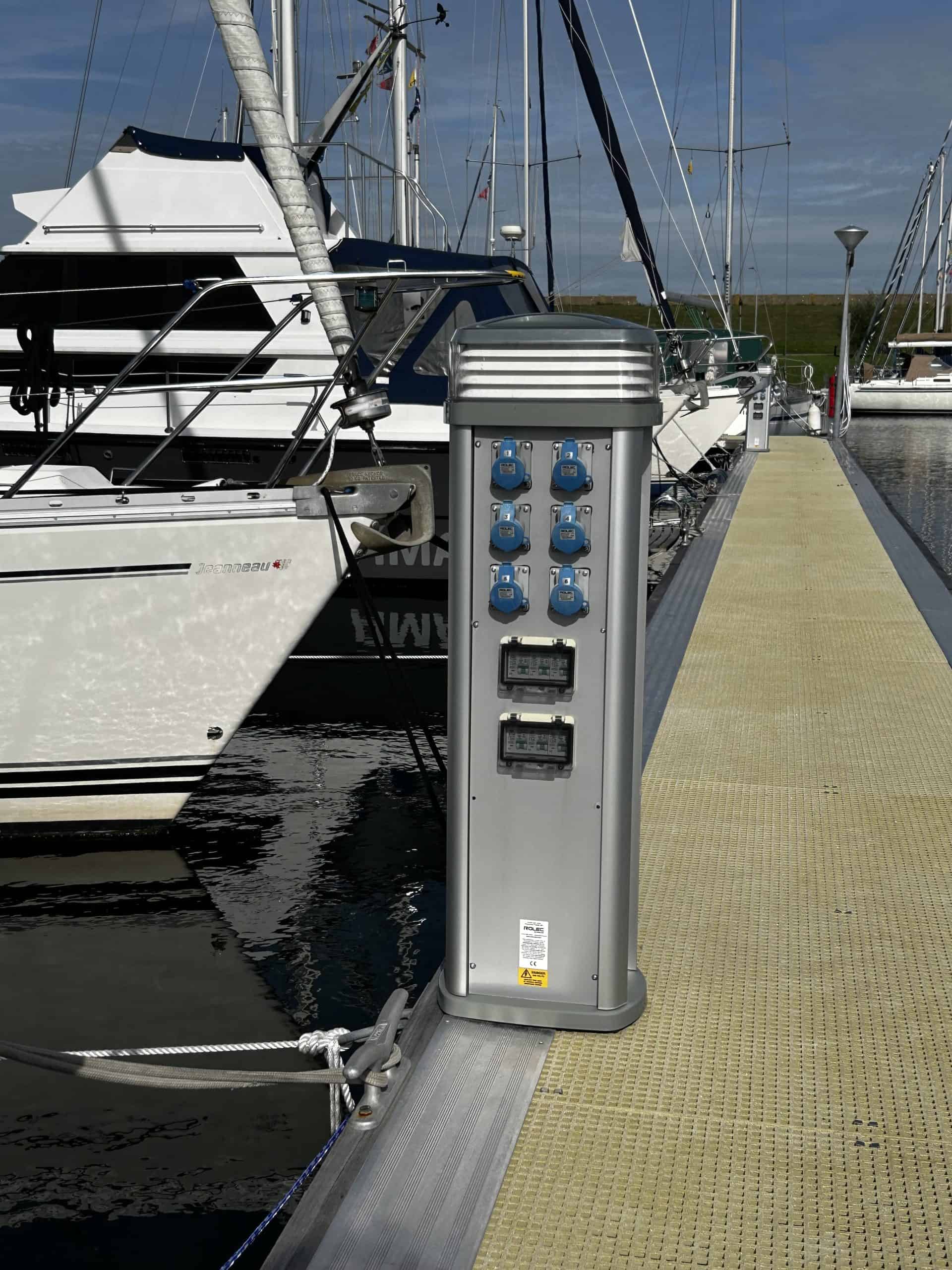 QUANTUM 1000mm Stromsäule 4 Steckdosen