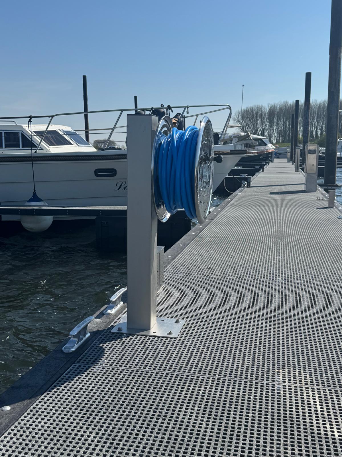 Edelstahl-Wassersäule mit Haspel